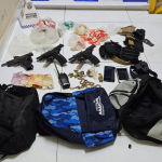 Criminosos são flagrados dormindo ao lado de pistolas, munições e drogas em casa invadida em Araruama