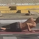 Homem embriagado deita em via movimentada em frente à Rodoviária de Cabo Frio e quase é atropelado