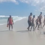 Guarda-vidas salvam três banhistas arrastados por correnteza em Arraial do Cabo