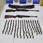 Suspeito de homicídio é preso por violência doméstica com arma de fogo em Araruama