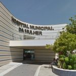Mulher é esfaqueada próximo ao Hospital da Mulher em Cabo Frio; suspeito fugiu em direção às dunas