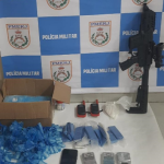 Após confronto, PM apreende drogas e material do tráfico em comunidade de Cabo Frio