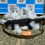 Homem é preso com fuzil e quase 5 mil pedras de crack na Via Lagos, em São Pedro da Aldeia
