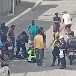 Motorista atropela dois guardas municipais e é detido por populares em Arraial do Cabo