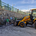 Arraial do Cabo intensifica limpeza na Praia dos Anjos e retira toneladas de resíduos do estaleiro