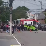 Carro capota após colisão com ônibus no bairro São Cristóvão, em Cabo Frio