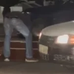 Carro funerário perde caixão durante trajeto em São Pedro da Aldeia e cena é registrada em vídeo