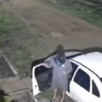Dupla invade casa no Balneário em São Pedro da Aldeia e ação é flagrada por câmeras