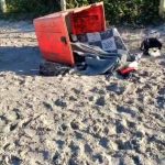 Homem é flagrado dormindo dentro de caçamba de lixo na Praia do Forte em Cabo Frio: drama do inverno nas ruas