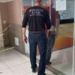 Falsa dentista é presa em flagrante atendendo pacientes em clínica no Centro de Cabo Frio