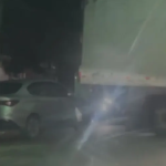 Caminhão arrasta carro estacionado, foge do local e causa revolta em Cabo Frio