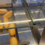 Insetos são flagrados circulando sobre pães em mercado de Cabo Frio
