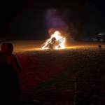 Incêndio atinge reboque com guarda-sóis e cadeiras na Praia das Dunas, em Cabo Frio