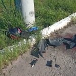 Motociclista morre após colisão violenta contra poste na RJ-106, em Tamoios