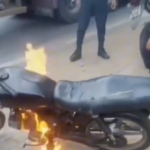 Homem coloca fogo na própria moto após apreensão em Campos
