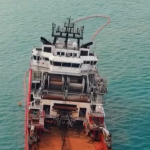 Rebocador encalha na costa de Macaé e prefeito cobra atenção aos impactos da industria do petroleo