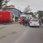 bombeiros realizam atendimento após colisão na entrada do arrastão em Igauaba Grande