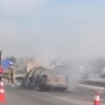 Veículo fica completamente destruído após incêndio na BR-101, em Manilha