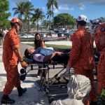 Professora é resgatada após cair em deck da Orla Scliar no Canal do Itajuru, em Cabo Frio