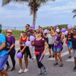Caminhada da Melhor Idade reúne idosos e promove conscientização na Praia do Forte, em Cabo Frio