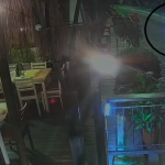 Mulher reage a roubo de celular e tenta impedir fuga de criminosos na Orla Bardot, em Búzios