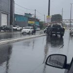 Motorista perde o controle e colide com poste na Avenida América Central, em Cabo Frio