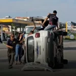 Colisão entre carros termina em capotamento na Avenida Wilson Mendes, em Cabo Frio