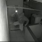 Hortifruti é arrombado durante a noite em Arraial do Cabo; câmeras registram ação do suspeito