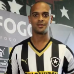 Câmeras de segurança registraram o desabamento do muro que matou o ex-jogador do Botafogo Tássio Maia e Vandré Cordeiro durante ventania no Rio.