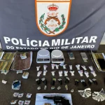 Operação da PM em São Pedro da Aldeia termina com prisão por tráfico e apreensão de arma e drogas