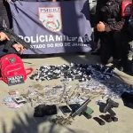 Operação contra o tráfico em Arraial do Cabo termina com um suspeito morto, outro preso e apreensão de armas
