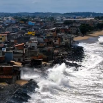 Avanço do mar atinge comunidade em Macaé, e Defesa Civil reforça atendimento durante alerta de ressaca