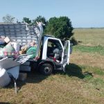 Colisão entre caminhão e carro deixa uma pessoa ferida na BR-101, em Macaé