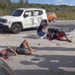 Grave acidente entre carro e motocicleta deixa dois homens em estado gravíssimo na RJ-140, em Cabo Frio