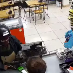 Câmeras registram mulher armada assaltando mercado no Jardim Caiçara, em Cabo Frio
