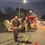 Carro com cinco cilindros de GNV explode na RJ-106 e deixa motorista gravemente ferido em São Pedro da Aldeia