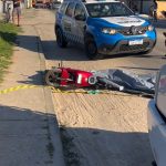 Mulher morre após cair de moto elétrica e ser atingida por caminhão em Araruama