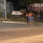 Carro bate e derruba parte de muro na Avenida Gladstone de Oliveira, em Araruama