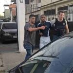Dois suspeitos são presos e quatro cães são recuperados após assalto a casa em Araruama