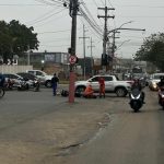 Colisão entre carro e moto é registrada em frente ao Corpo de Bombeiros de Araruama