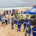Macaé reúne moradores em mutirão de limpeza na Praia de Cavaleiros