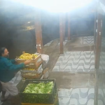 Homem é flagrado furtando 60 kg de bananas de hortifrúti em Cabo Frio