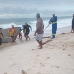 Barco vira na praia de Itaúna e pescador desaparece no mar de Saquarema