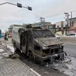 Carro-forte pega fogo e interdita trecho da RJ-106, em Maricá