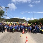 Estudantes levam conscientização sobre trânsito para avenida movimentada de Cabo Frio