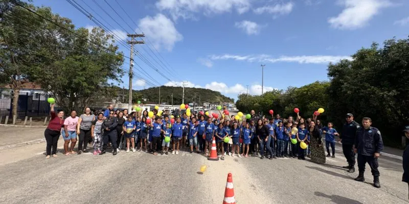 Estudantes levam conscientização sobre trânsito para avenida movimentada de Cabo Frio