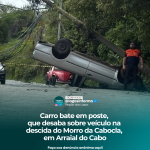 Carro bate em poste,  que desaba sobre veículo na  descida do Morro da Cabocla,  em Arraial do Cabo
