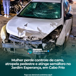 Mulher perde controle de carro, atropela pedestre e atinge semáforo no Jardim Esperança, em Cabo Frio