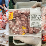 Fiscalização apreende 342 quilos de alimentos impróprios para consumo em supermercados de Saquarema