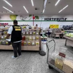 Procon encontra mais de 20 produtos vencidos em supermercado de São Pedro da Aldeia